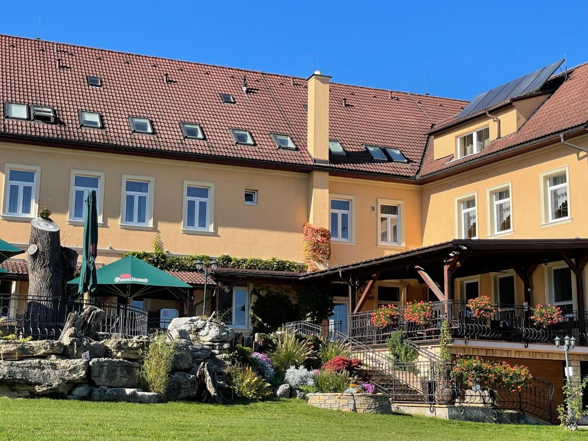Hotel Lipa Бойнице Екстериор снимка