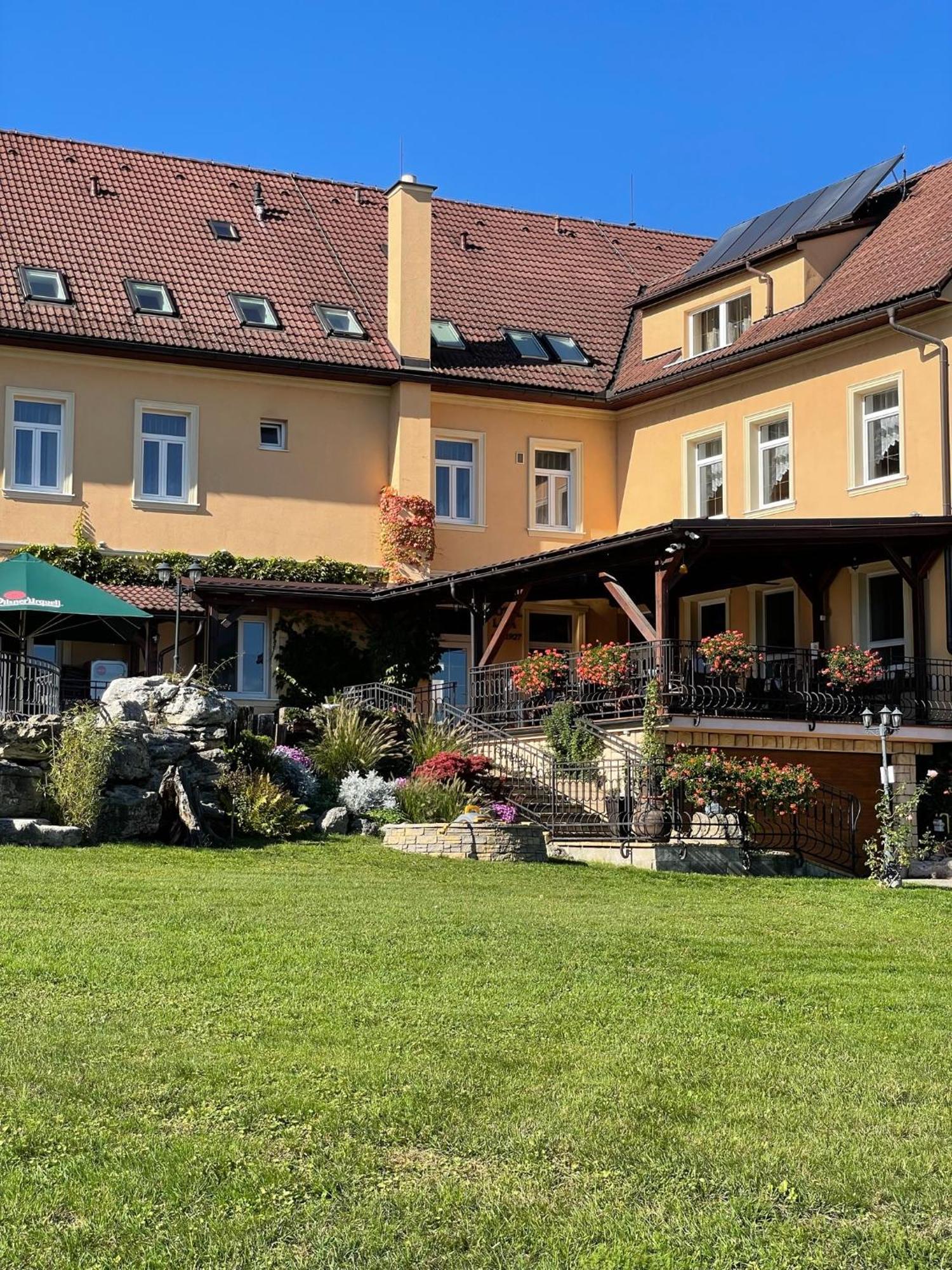Hotel Lipa Бойнице Екстериор снимка